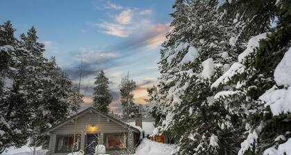 Walk to Yellowstone Log Cabin w/Shop & Hot Tub 8-10 ppl