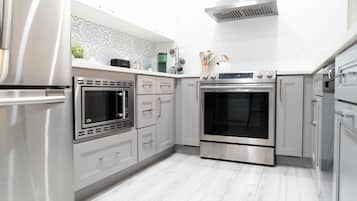 Deluxe Apartment | Private kitchen | Full-sized fridge, microwave, oven, stovetop