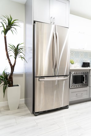 Deluxe Apartment | Private kitchen | Full-sized fridge, microwave, oven, stovetop - Modern Oasis (Oakland Park)