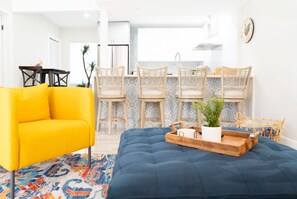 Leilighet – deluxe | Oppholdsområde | En 55-tommers smart-TV med digitale kanaler samt TV og smarthøyttalere