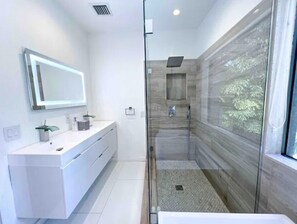 Dusche, Handtücher, Seife, Shampoo