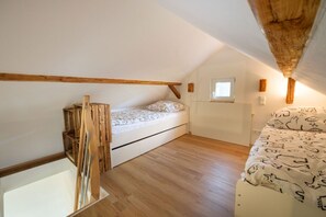 2 bedrooms, travel cot, free WiFi, bed sheets