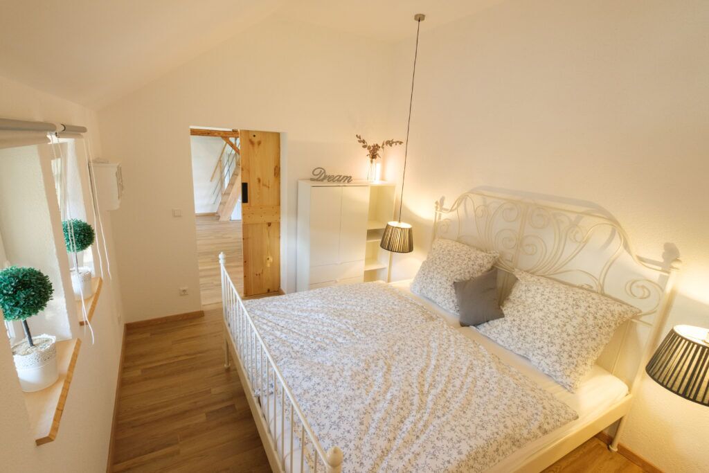 2 bedrooms, travel cot, free WiFi, bed sheets