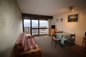 Living area - 250m from ski slopes, 4th floor, view mountain, balcony, tv, ski locker, 27m², Auris en Oisans (Auris)