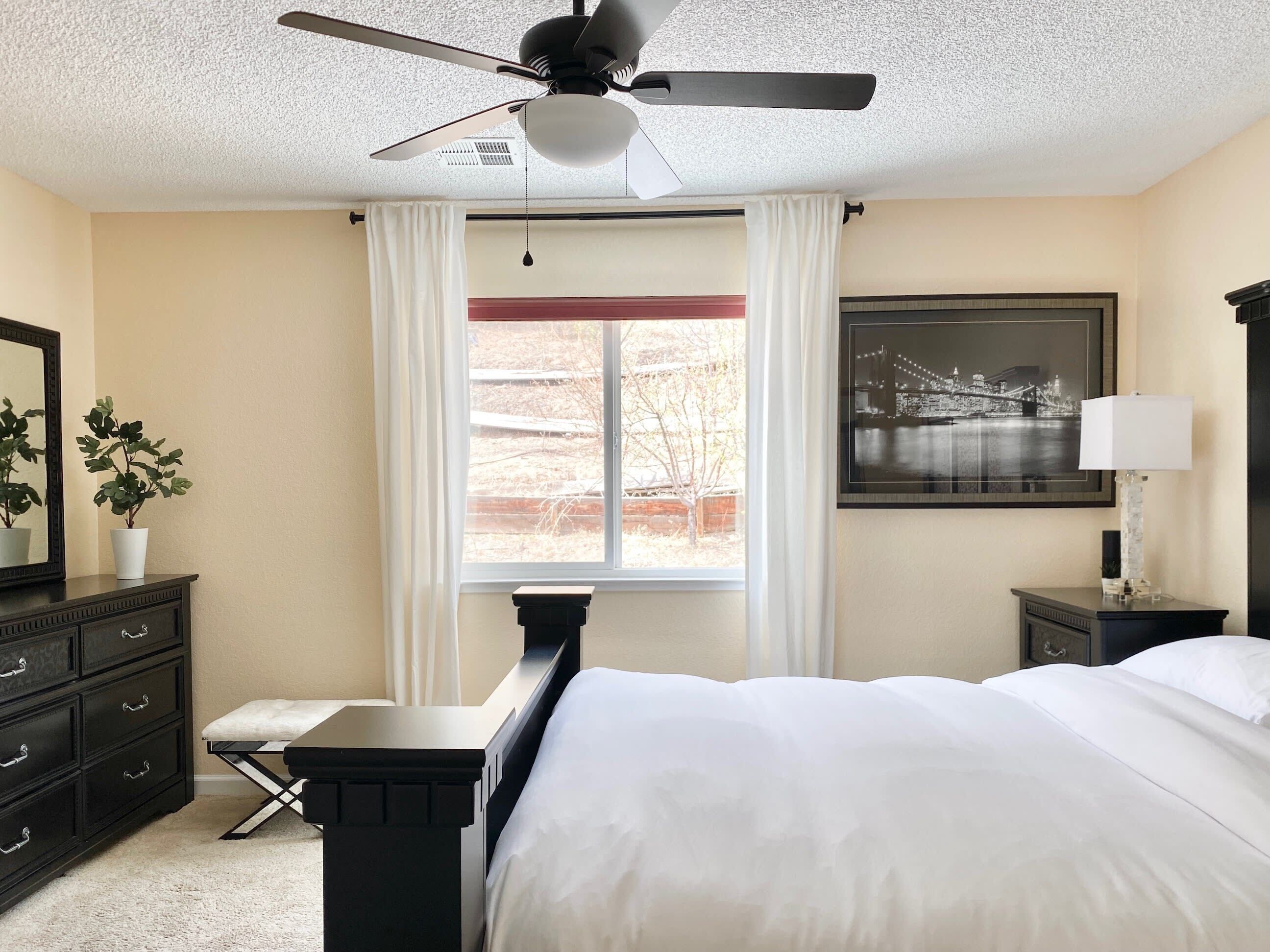 3 bedrooms, desk, iron/ironing board, travel crib