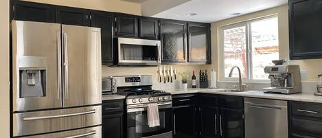 Refrigerador, microondas, horno y parrilla de estufa