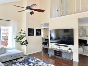 TV, fireplace, Netflix, Hulu - Reno Gem: 3.5 Miles to DT, 40 Miles to Tahoe (Reno)