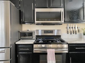 Fridge, microwave, oven, stovetop - Reno 3BR Home | BBQ Deck, Bunk Room & Midtown (Reno)