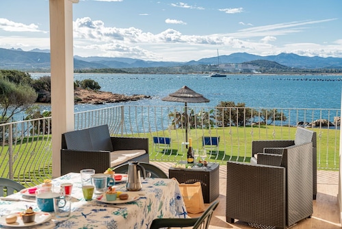 Light Bay house with direct access to the sea and private beach - SARDINIA UNLIMITED