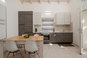 Frigorífico, horno, placa de cocina y cafetera o tetera