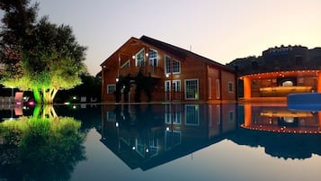 Una piscina al aire libre