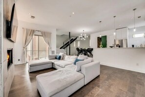 Smart TV, caminetto, libri, studio