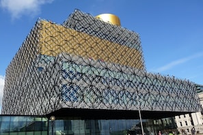 A modern building with a distinctive geometric facade and a golden dome. - Stunning Penthouse - Birmingham City Centre (Birmingham)