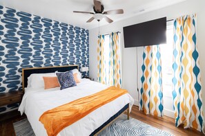 4 habitaciones, escritorio y tabla de planchar con plancha
