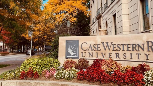 Une enseigne indiquant l’emplacement de l’université Case Western Reserve, avec un jardin aménagé devant.