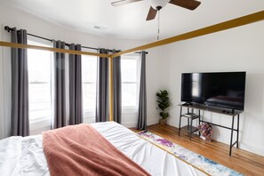 4 bedrooms, desk, iron/ironing board, travel cot - Colorful 4 BR in the Heart of University Circle! (Cleveland)