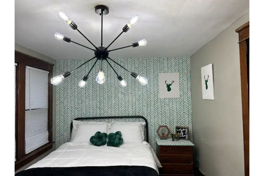Quiet room a block from Trumbull in Warren, United States