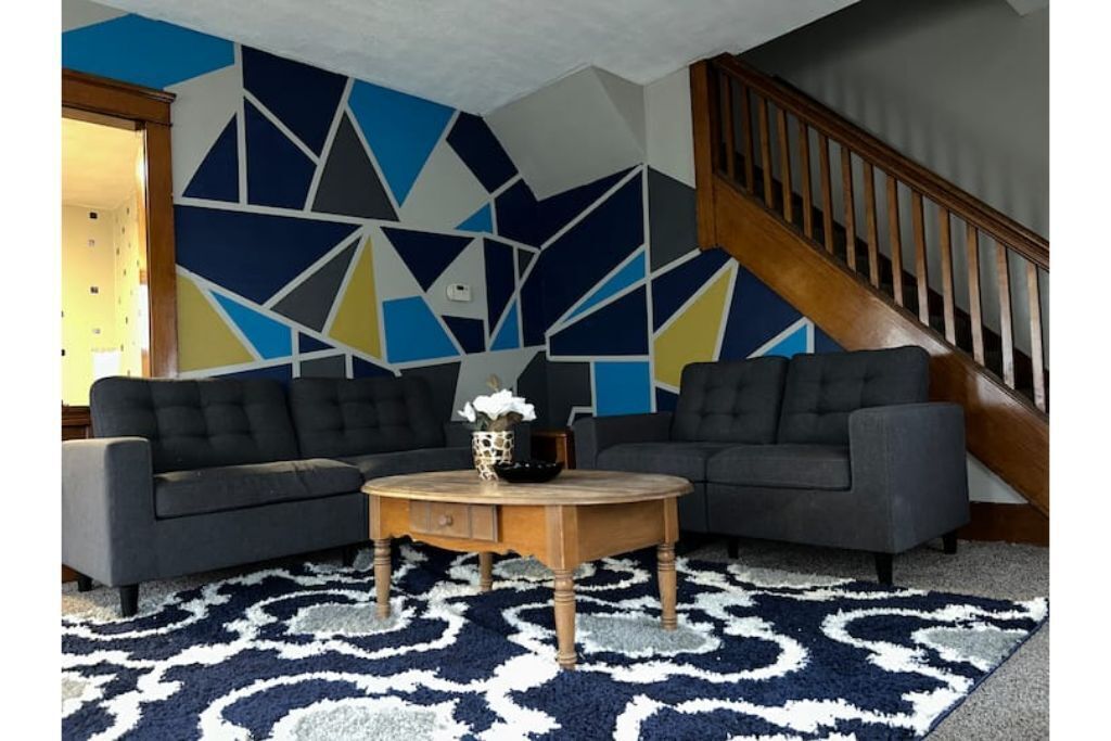 Gorgeous room next to Trumbull! in Warren, United States
