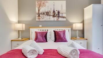 Apartment, 1 King Bed with Sofa bed | 1 bedroom, iron/ironing board, free WiFi, bed sheets