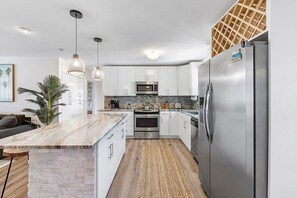 Fridge, microwave, oven, stovetop - Deerfield Beach! 10 min 2 beach Hot Tub Pool Table (Deerfield Beach)