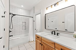 Combined shower/tub, hair dryer, towels
