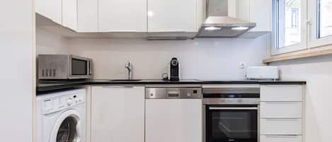 Frigorífico, microondas, horno y placa de cocina