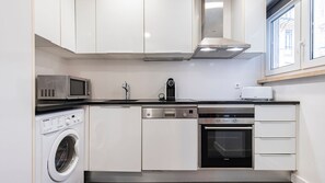 ثلاجة، ميكروويف، فرن، موقد طهي مسطح