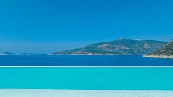 Innenpool, 2 Außenpools, Cabañas (kostenlos), Sonnenschirme