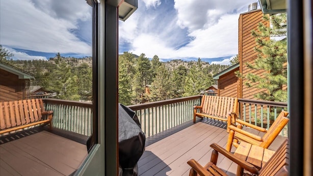 Eine Holterrasse mit Blick auf eine gebirgige Landschaft.