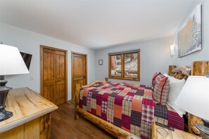 3 habitaciones, tabla de planchar con plancha y cuna de viaje