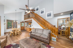 Smart TV, fireplace, DVD player - Perfect Family Cabin, Walking Distance to RMNP and the River in Aspen Brook + AC (Estes Park)