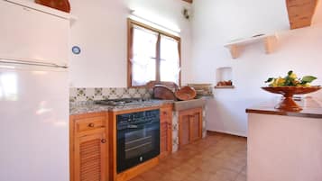 KĂŒhlschrank, Mikrowelle, Ofen, Wasserkocher mit Kaffee-/Teezubehör