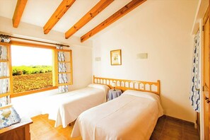 2 bedrooms, travel cot, WiFi, bed sheets