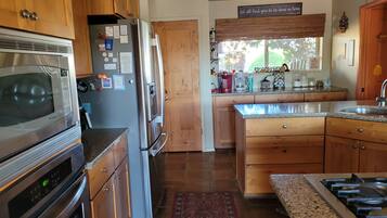 Jääkaappi, mikroaaltouuni, uuni, liesi