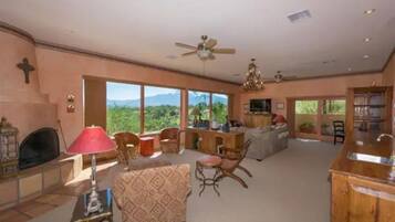 Smart TV, chimenea, reproductor de DVD y tenis de mesa