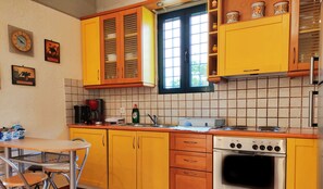 Fridge, oven, stovetop, toaster - Mira El Mar by Corfuescapes (Corfu)