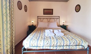 1 habitación, sistema de insonorización y tabla de planchar con plancha 