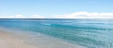 Playa en los alrededores y toallas de playa