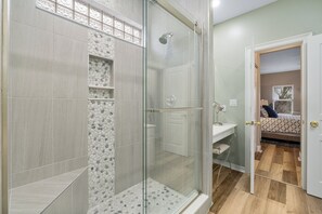 Douche, sèche-cheveux, serviettes fournies, savon