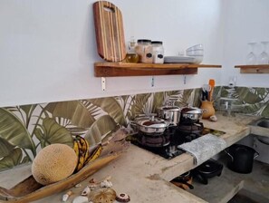KylskÄp, kaffe- och tebryggare, vattenkokare och brödrost