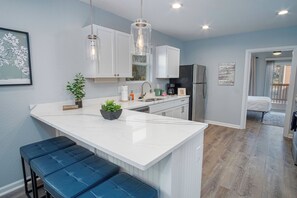 Maison (4 Bedrooms) | Cuisine privée | Micro-ondes, four, tables à manger