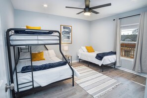 4 habitaciones y espacio para trabajar con laptop 
