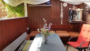 Outdoor dining - Relax in the iodine-rich North Sea air in the first floor apartment Deichblick (Friedrichskoog)