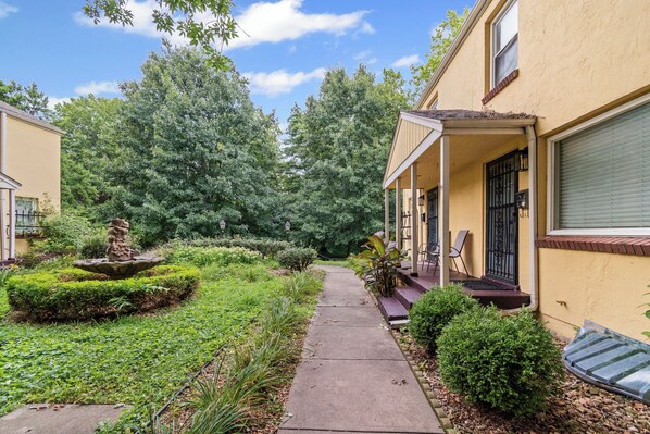 Property grounds - Sleeps 5, 3 Queen Beds, Centrally Located, Near Downtown KC & Country Club Plaza (Kansas City)