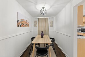 Dining - Sleeps 5, 3 Queen Beds, Centrally Located, Near Downtown KC & Country Club Plaza (Kansas City)