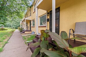 Exterior - Sleeps 5, 3 Queen Beds, Centrally Located, Near Downtown KC & Country Club Plaza (Kansas City)