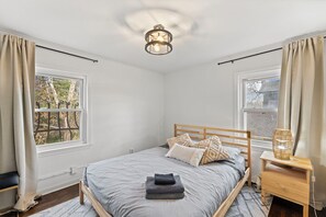 2 bedrooms, iron/ironing board, free WiFi, bed sheets - Sleeps 5, 3 Queen Beds, Centrally Located, Near Downtown KC & Country Club Plaza (Kansas City)