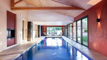 Indendørs pool, sæsonbestemt udendørs pool, parasoller, liggestole