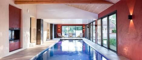 Piscine couverte, piscine extérieure (ouverte en saison)