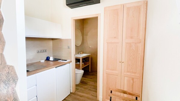 Refrigerador, microondas, silla alta para bebés